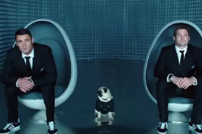 Los All Blacks y su propia versión de Hombres de Negro, con Pichot como invitado