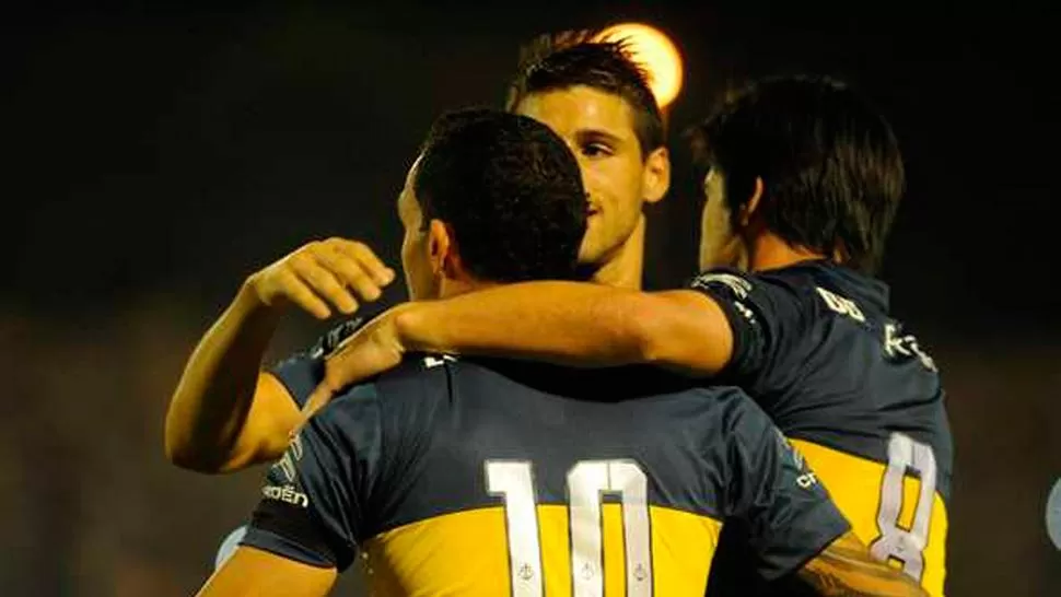 LOS TRES SERÁN TITULARES. El abrazo entre Tevez, Calleri y Pablo Pérez, que estarán desde el comienzo contra Arsenal.
FOTO DE ARCHIVO
