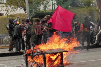 Correa afronta una fuerte protesta de la oposición