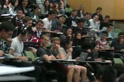 Atraparon a un estudiante viendo un video porno en plena clase