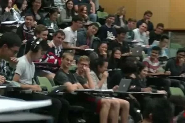 Atraparon a un estudiante viendo un video porno en plena clase