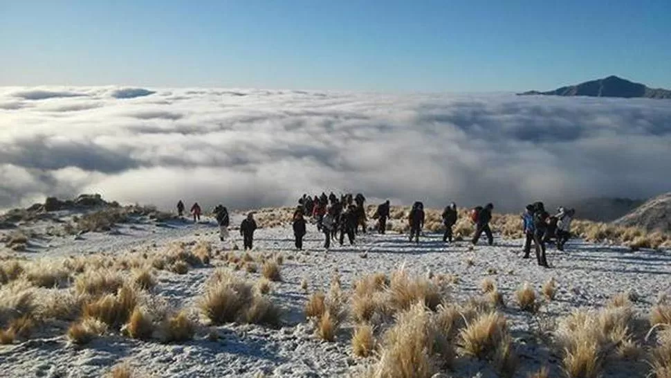 HELADA. Así amanecieron ayer las altas cumbre que rodean Tafí del Valle. TWITTER / @jfastorga 