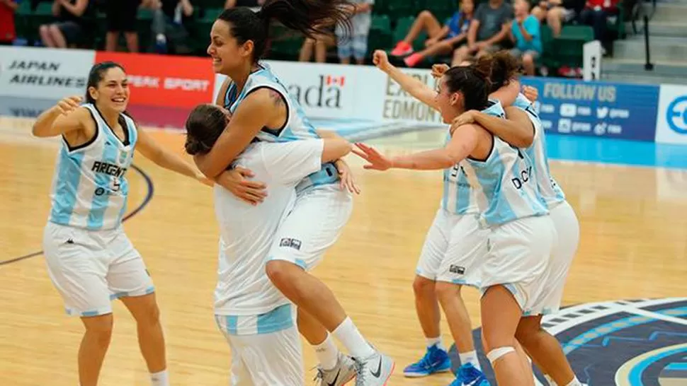 HISTÓRICO. Toda la felicidad de las chicas argentinas después de derrotar a las brasileñas.
FOTO TOMADA DE www.fibaamericas.com/can2015