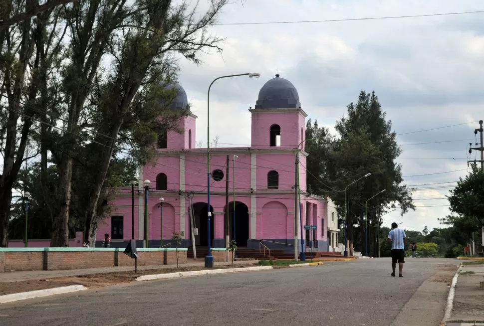 EN LA CIUDAD. La iglesia Señora del Rosario es un emblema de Burruyacu, donde intentaron “mudar” a 208 vecinos.  la gaceta / foto de analia jaramillo
