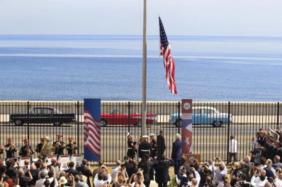 La bandera de EEUU ya ondea en Cuba