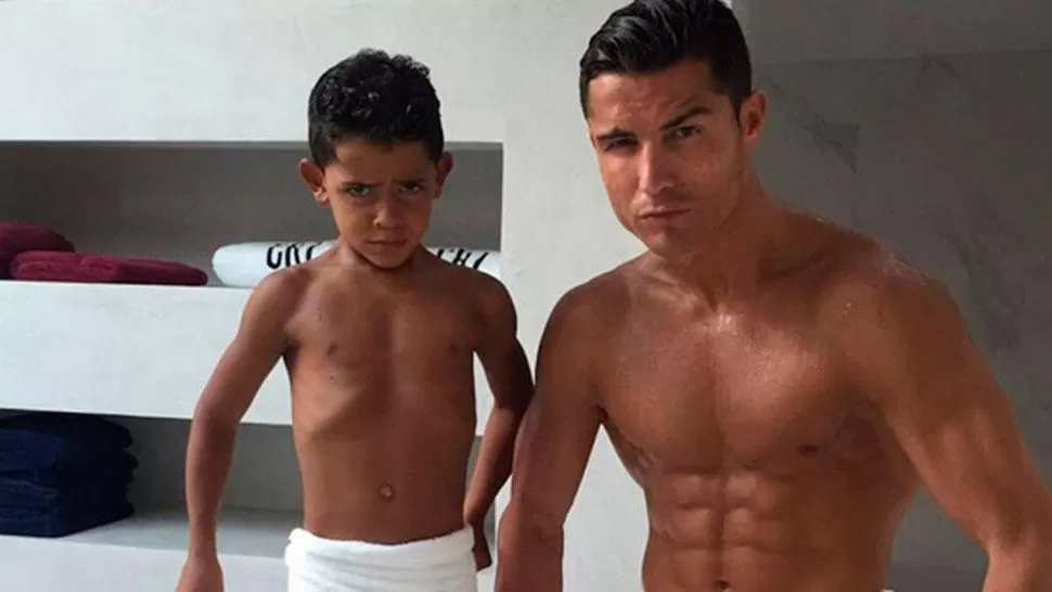 De tal palo, tal astilla: Cristiano Ronaldo ahora luce su físico junto a su hijo