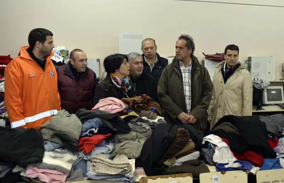 AYUDA. La solidaridad de los pobladores del barrio porteño de Palermo se puso en evidencia en la jornada de ayer. fotos de dyn