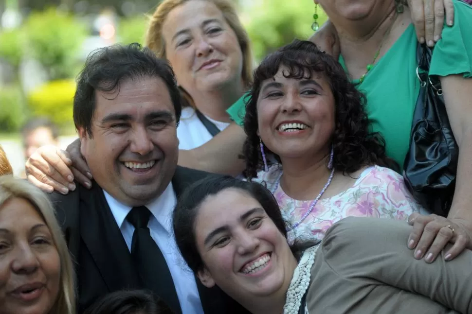 EN 2011. Mansilla sonríe junto a militantes durante la entrega de certificados a legisladores en el Teatro San Martín.  la gaceta / foto de inés quinteros orio