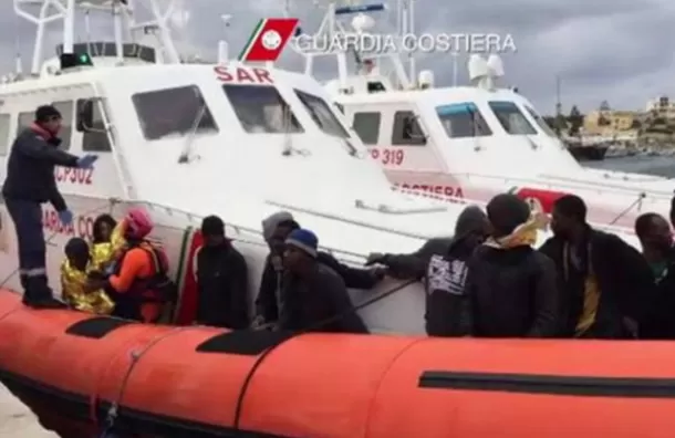 EN PUERTO. Inmigrantes esperan ser atendidos, tras el rescate en alta mar. captura de video / guardia costera de italia