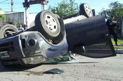 Perdió el control de su camioneta y volcó en la entrada a Tafí Viejo
