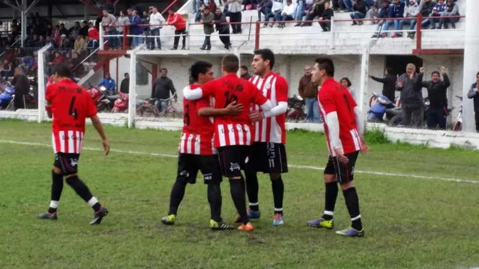 CON EL ALMA. Abel Olmos recibe las felicitaciones de sus compañeros tras anotar el primer gol de Bella Vista. foto de mariano corbalán