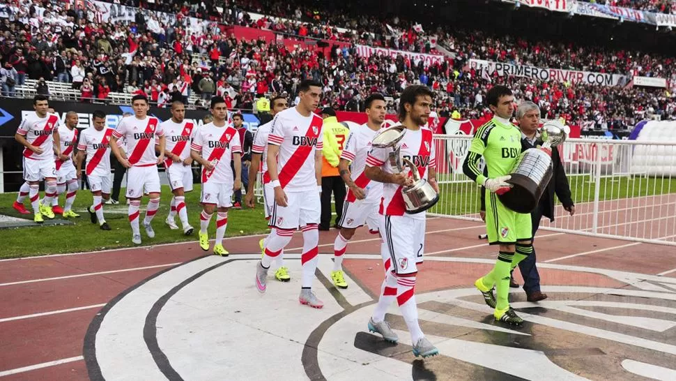 ASÍ INGRESARON AL MONUMENTAL. Los jugadores de River con las últimas copas. (INFOBAE)