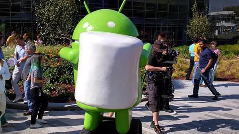 MALVAVISCO. El nombre se develó con una figura gigante del androide verde con la golosina. FOTO TOMADA DE TWITTER.COM/TECNOKLIP