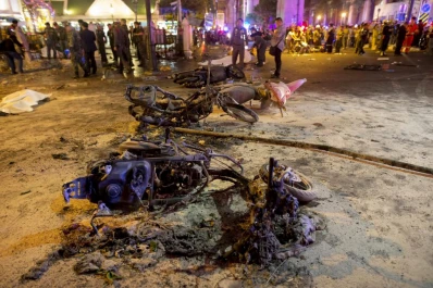 Una bomba provoca terror y muertes en el centro de Bangkok