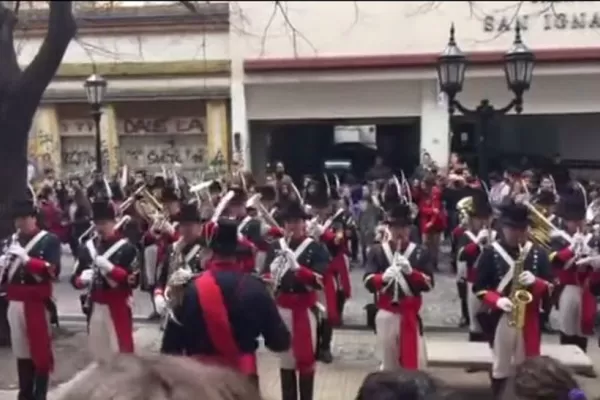 El Regimiento de Patricios toca el himno de los Redonditos de Ricota