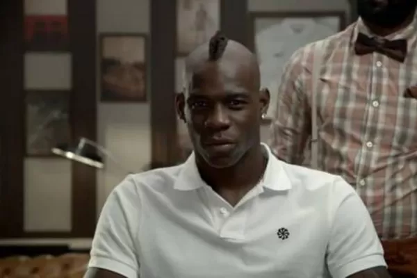 Mirá los nuevos botines de Balotelli, con cresta, como la de él