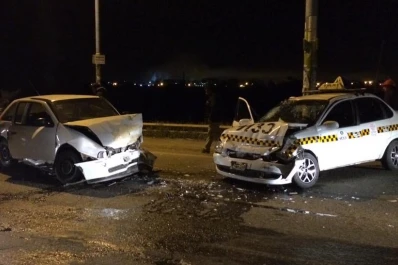 Dos vehículos chocaron de frente en la ruta de acceso al aeropuerto