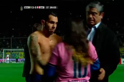 Tevez salió ovacionado y le regaló su camiseta a una fanática