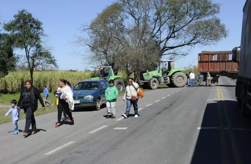 MEDIDA DE FUERZA. A unos 20 kilómetros, los productores llevaron adelante el bloque de la ruta 157, intersección de la autovía 323.  