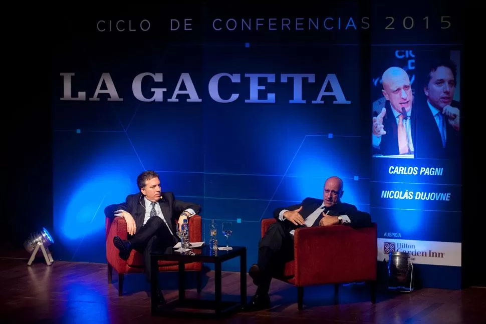 EN EL ESCENARIO. Nicolás Dujovne (izquierda) observa a Carlos Pagni mientras el analista político brinda la conferencia en el teatro del Hilton. la gaceta / fotos de diego aráoz