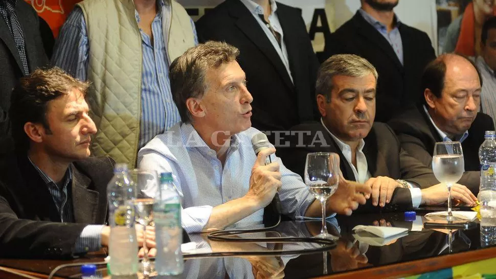 EN CONCEPCIÓN. Roberto Sánchez, Cano y Sanz dialogaron con los medios en una recorrida por el sur provincial. LA GACETA / FOTO DE OSVALDO RIPOLL