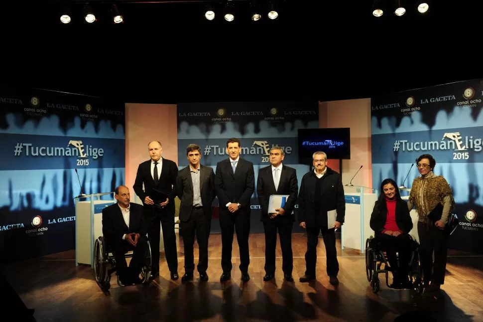 POSTAL DE FAMILIA. Antes del debate, Fiori, Viña, Yedlin, Vargas Aignasse, Alfaro, Arroyo, Arreguez y Di Cola (de izquierda a derecha). la gaceta / foto de juan pablo sanchez noli