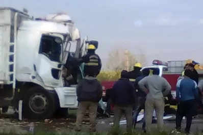 Un camionero quedó atrapado en la cabina luego de chocar a una rastra cañera