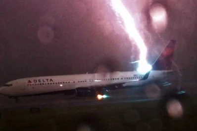 Un pasajero grabó el momento exacto en que un rayo cae en un avión
