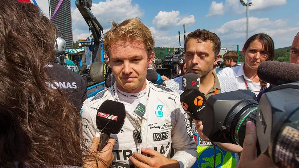 PESE A LOS OBSTÁCULOS. Antes de establecer el mejor tiempo, Rosberg pinchó un neumático y golpeó el guard-rail.
FOTO DE REUTERS