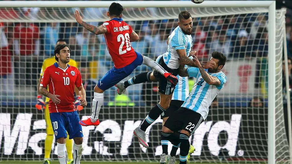 INFORTUNIO. Arangüiz disputa el balón con Otamendi durante el partido entre Chila y Argentina por la Copa América.
FOTO DE ARCHIVO
