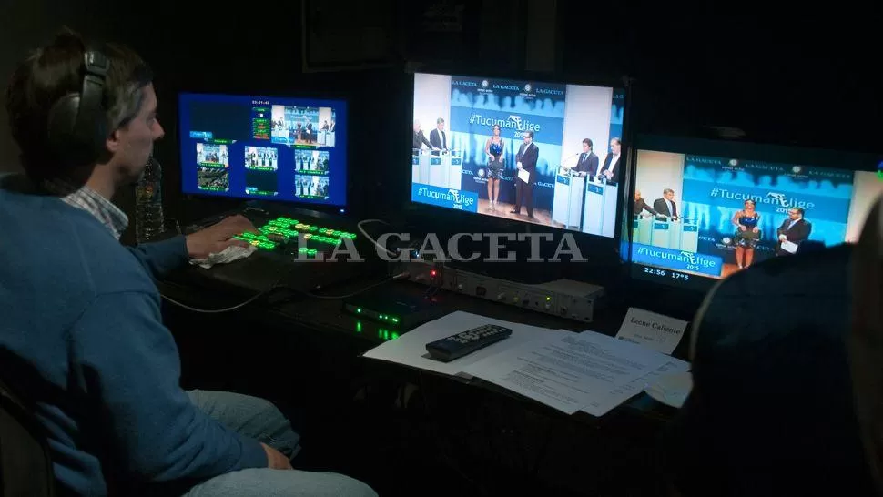 BAJO CONTROL. El equipo técnico de Canal 8 siguiendo la transmisión desde el control. LA GACETA / DIEGO ARAOZ