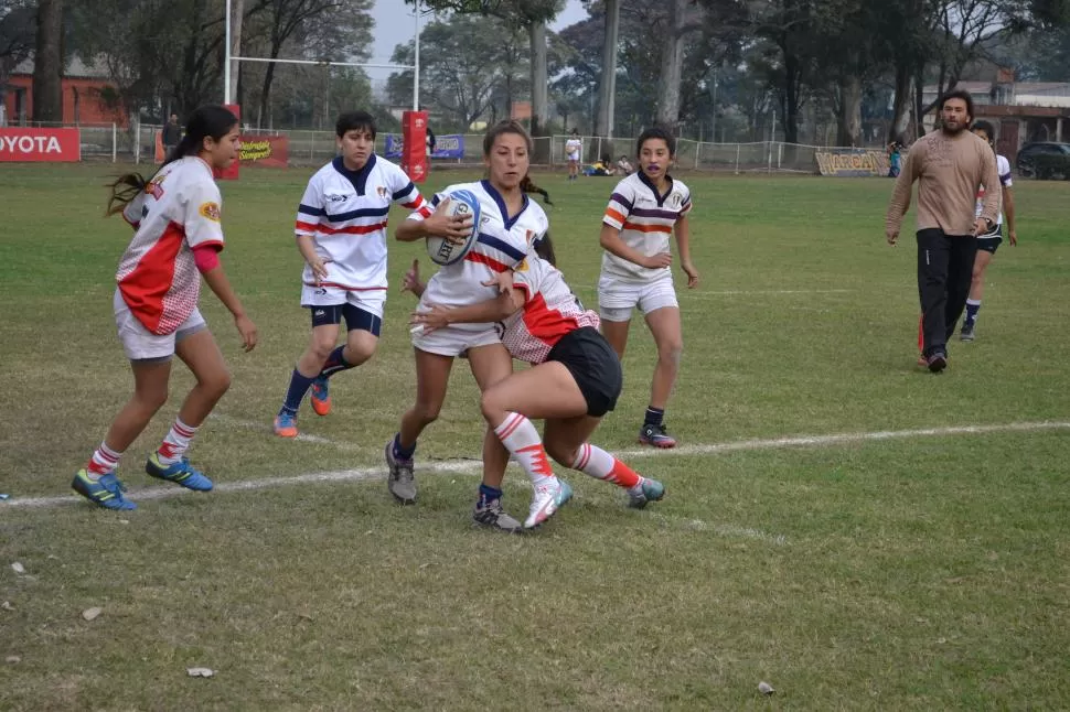 PISÓ FUERTE. Natación empezó con todo el Anual tucumano femenino. PRENSA URT 