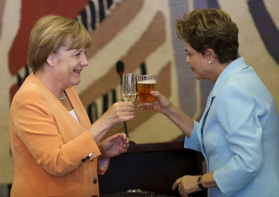EN BRASILIA. Ángela Merkel, que está de visita en Brasil, brinda con Rousseff. reuters