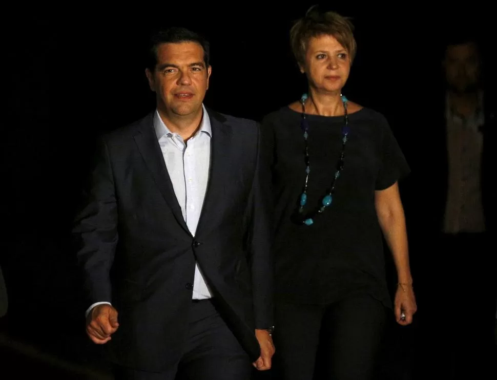 MENSAJE.Tsipras sale del palacio presidencial, tras entregar la renuncia. reuters