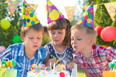 Warner, con derechos sobre el tema “Que los cumplas feliz”