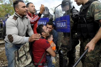 Macedonia bloquea el paso de los inmigrantes con la policía