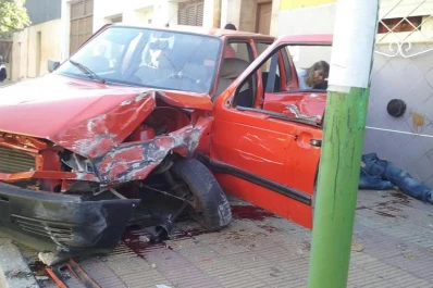 Perdió el control del auto y chocó contra una columna y una pared