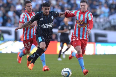 Racing cumplió su misión y se mantiene en la pelea