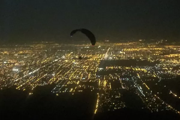 Un piloto tucumano voló de noche en parapente