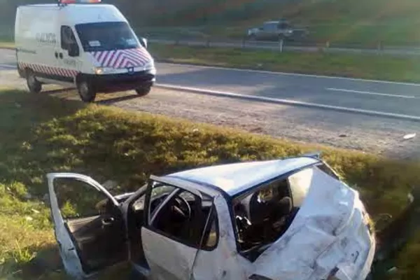 Volcó en la ruta 9 un auto en el que iban seis jóvenes, cerca del acceso a El Cadillal