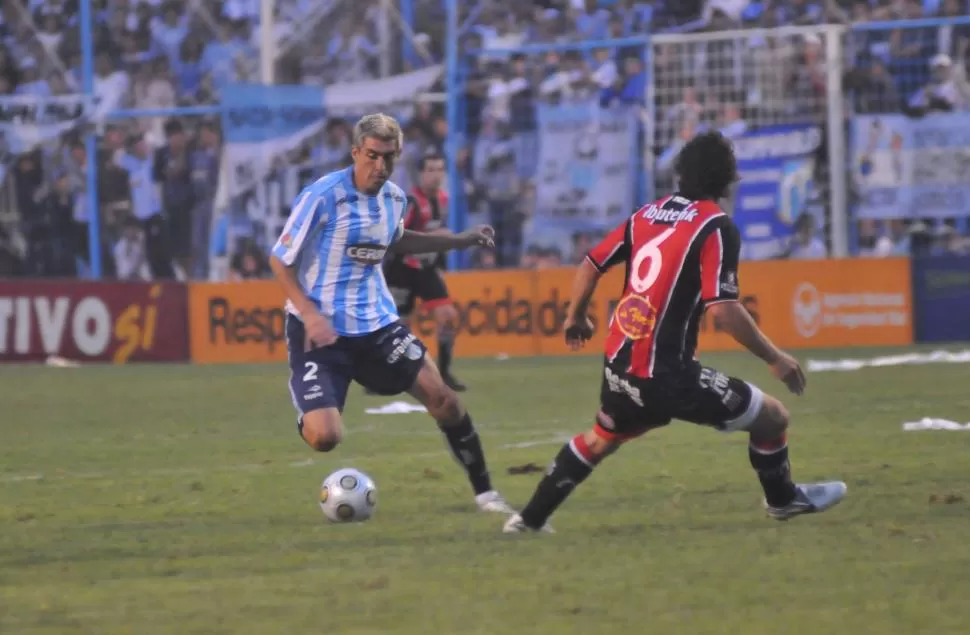 COLABORÓ. Páez lleva la pelota en el partido de 2009. “Satanás” mandó un pase largo a García, que asistió a “Pulguita”. la gaceta / foto de archivo