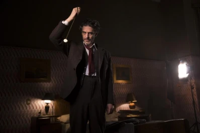 Un hipnotizador insomne que esconde un tormentoso recuerdo, lo nuevo de HBO