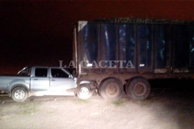 Una camioneta embistió a una camión con caña
