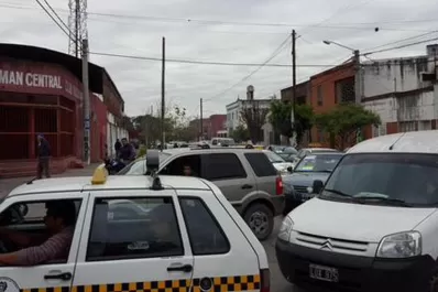 Un ejército de autos recorre las calles de Tucumán, desde las 8