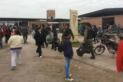 Hubo demoras y quejas de los votantes en las escuelas del Mercofrut