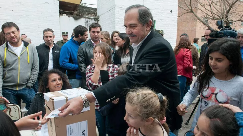 EN FAMILIA. Jóse Alperovich se acercó a votar junto a sus seres queridos. LA GACETA/ FOTO DE FLORENCIA ZURITA