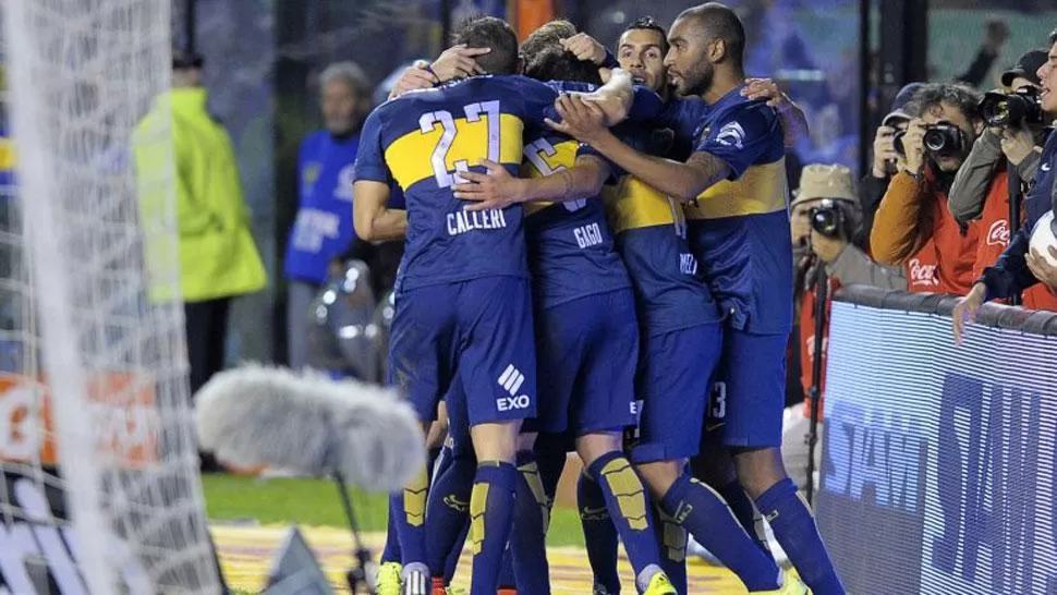 FESTEJO AZUL Y ORO. Con Tevez a la cabeza, Boca venció a Godoy Cruz. (INFOBAE)