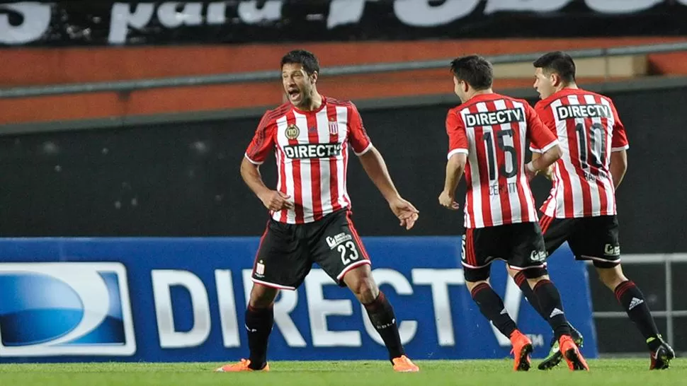 GRITO DESDE EL ALMA. Domínguez celebra su gol con Cerutti y con Barbona.
FOTO DE DYN