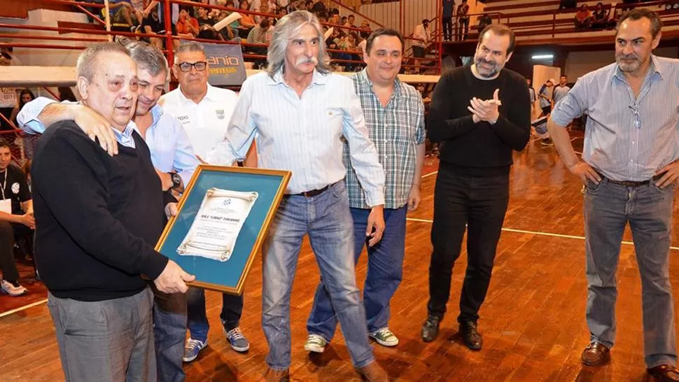 NO PUDO DISIMULAR LAS LÁGRIMAS. Raúl Foradori, en el momento de recibir la distinción.
FOTO TOMADA de basketucumano.com