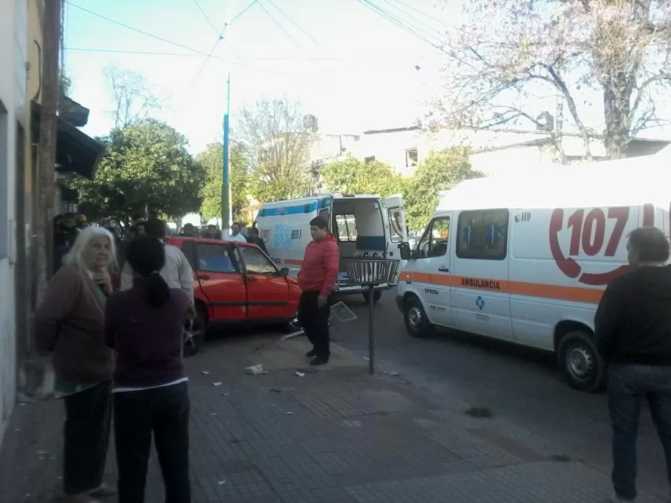 IMPACTANTE. El auto quedó destrozado sobre la vereda de una casa. foto enviada a la gaceta en whatsapp